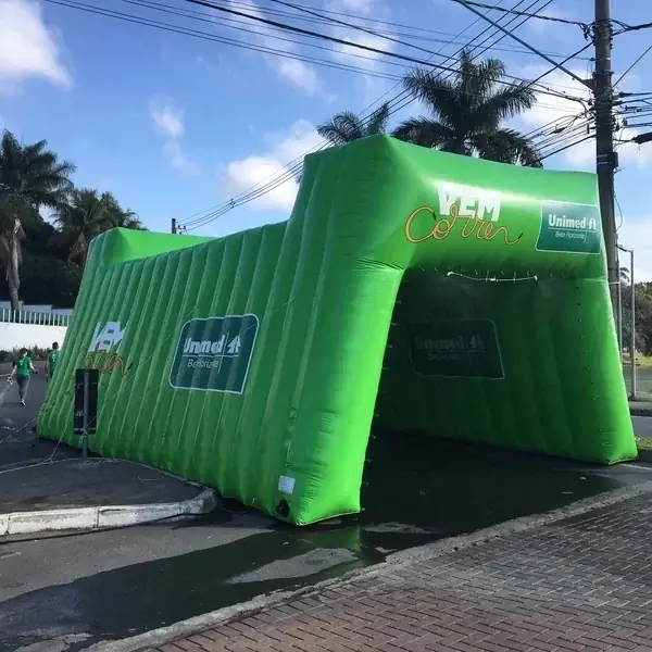 Túnel inflável fabricado pela Big Infláveis