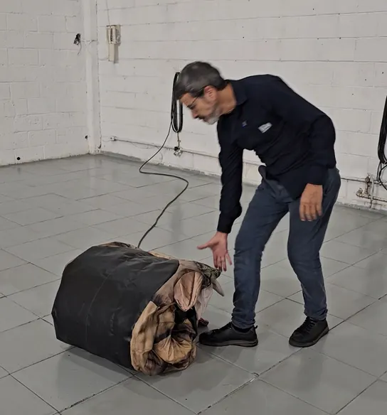Dragão desinflado e dobrado, do tamanho de uma mala