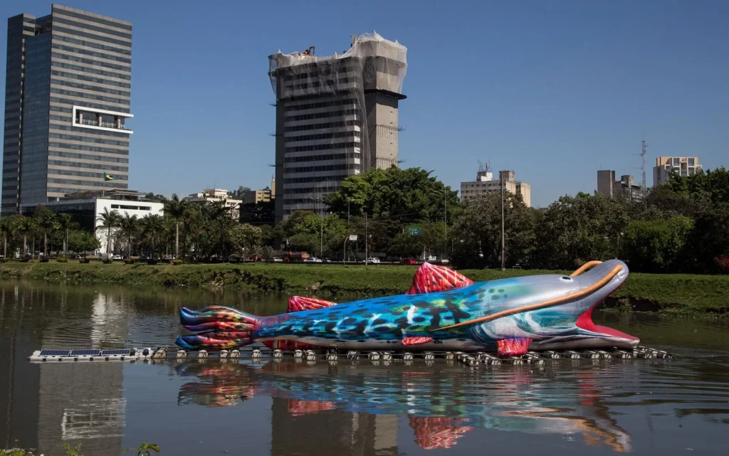 Peixe Inflável com 30m de comprimento invade a Marginal Pinheiros