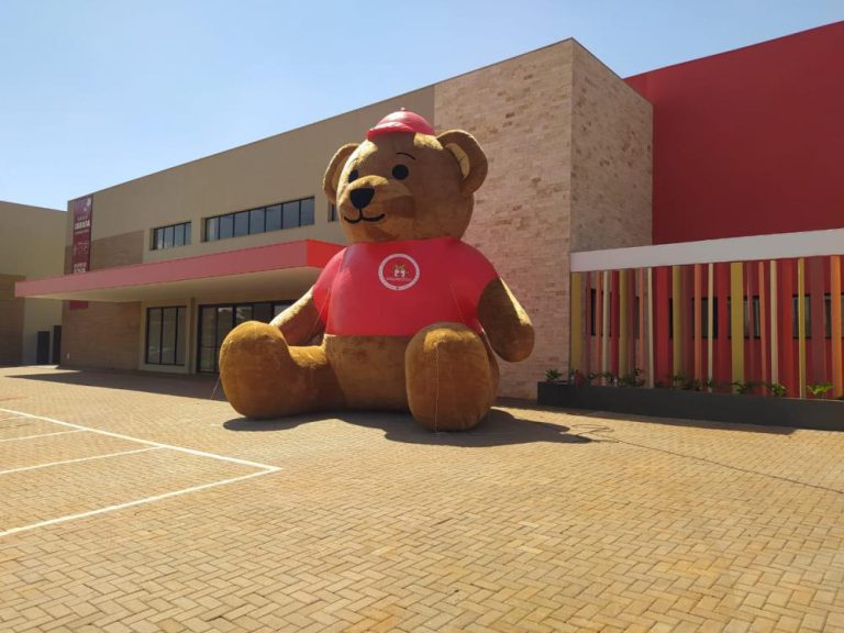 Urso inflável gigante